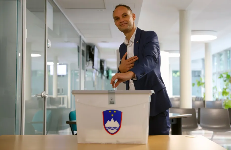 První kolo prezidentských voleb ve Slovinsku zřejmě vyhrál Anže Logar