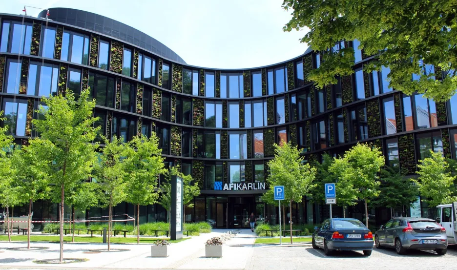 Budovy kancelářského komplexu AFI Karlín v Praze mají zelenou fasádu i střechu