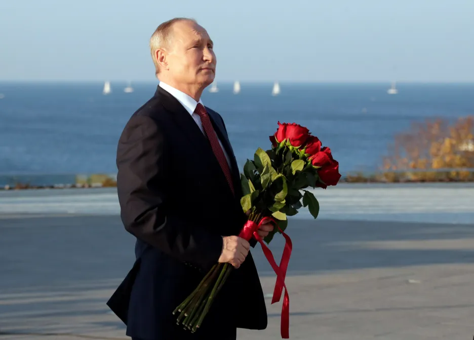 Vladimir Putin pokládá květiny u pomníku v Sevastopolu na Krymu