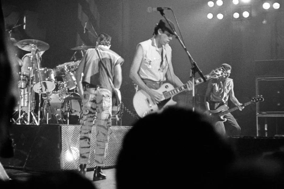 Kapela The Clash s Keithem Levenem uprostřed