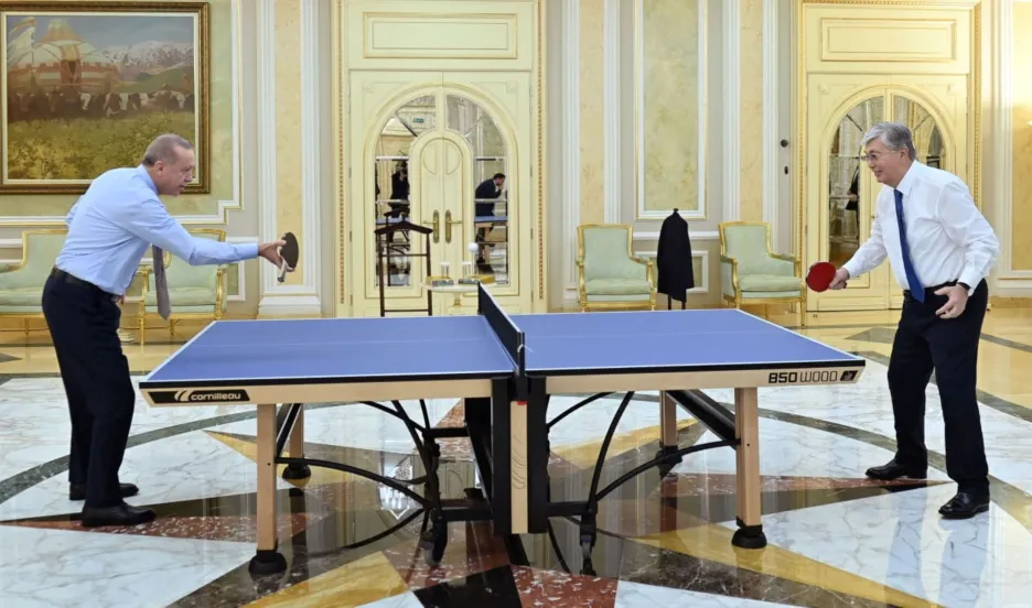 Prezidenti Turecka a Kazachstánu hrají ping-pong na okraj summitu v Astaně