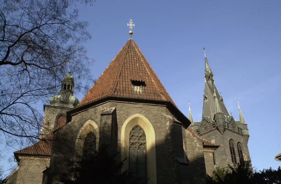 Jindřišská věž (vpravo) a kostel sv. Jindřicha