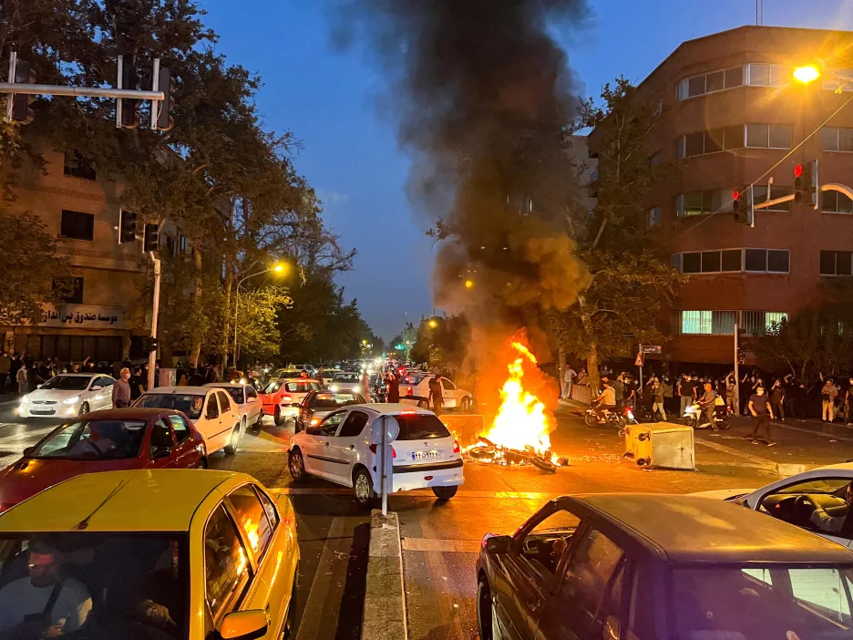Oheň uprostřed ulice během protestů v Íránu