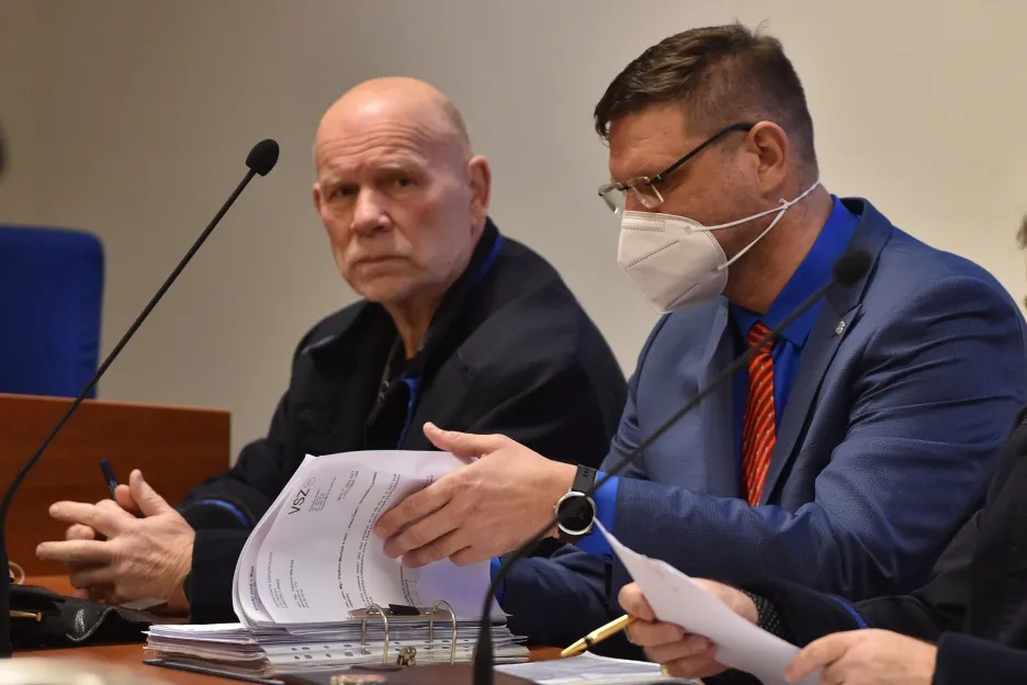 Advokát Pavel Hála a Vladimír Machala u Městského soudu v Brně (únor 2022)