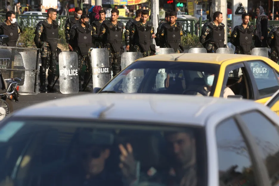 Íránská policie v ulicích Teheránu