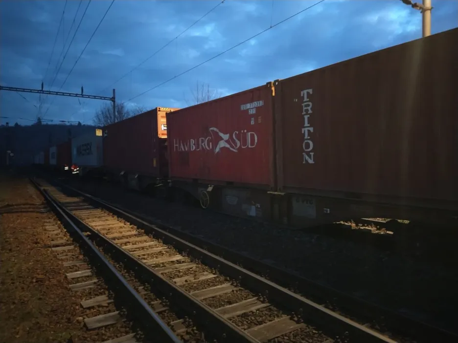Vykolejené vozy nákladního vlaku v brněnských Maloměřicích