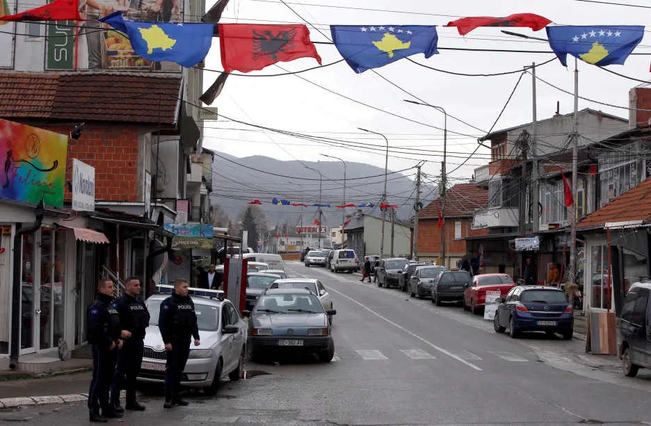 Ulice s kosovskými a albánskými vlajkami