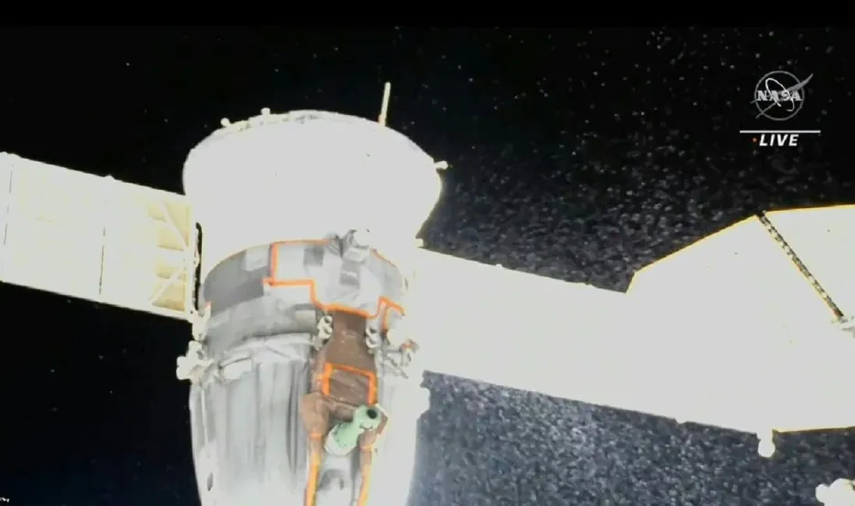 Únik kapaliny ze Sojuzu 14. prosince na záběrech NASA