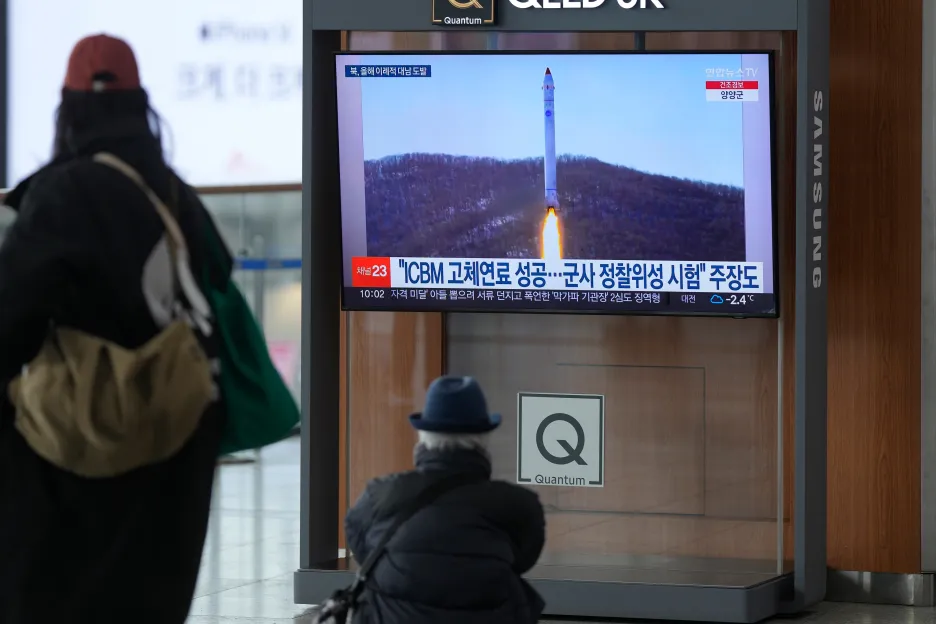 Lidé na vlakovém nádraží v Soulu sledují zprávy o severokorejském testu