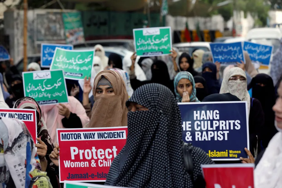 Ilustrační foto - Protest proti násilí na ženách v Karáčí v září 2020