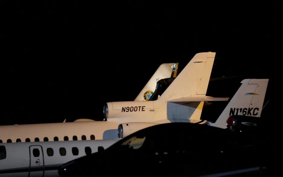 Brazilské prezidentské letadlo s Bolsonarem na floridském letišti