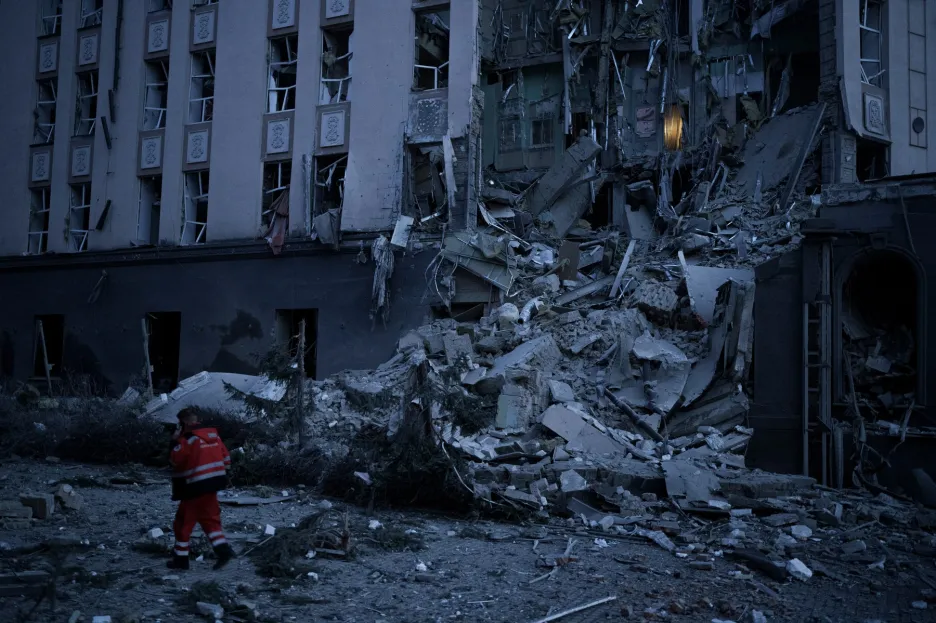 Záchranář u těžce poškozeného hotelu v Kyjevě