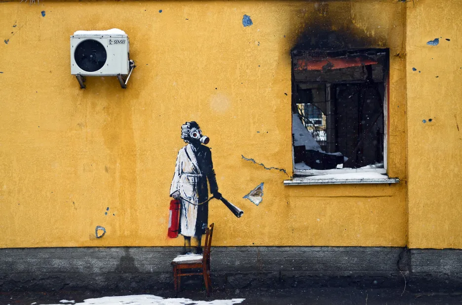 Banksyho dílo v Hostomelu, které vandalové vyřízli z fasády a chtěli ho prodat 