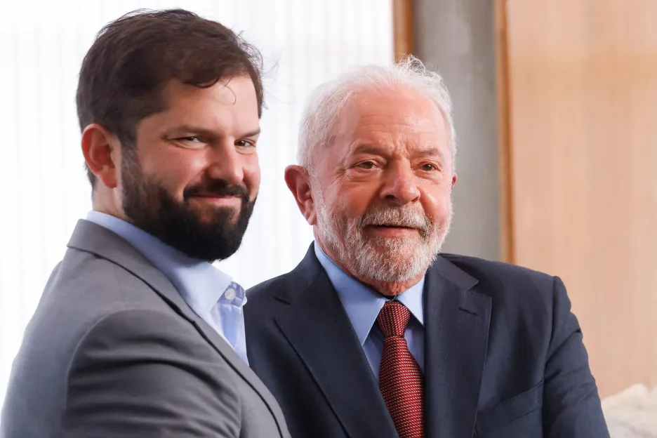 Brazilský prezident Luiz Inácio Lula da Silva s chilským protějškem Gabrielem Boricem