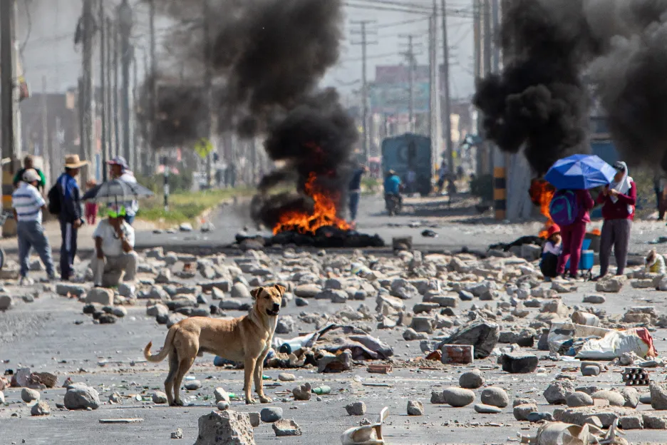 Následky nepokojů ve městě Tacna na jihu Peru