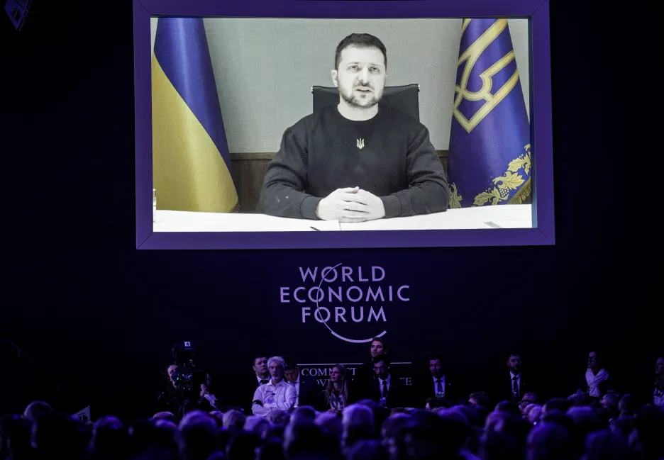 Ukrajinský prezident promlouvá prostřednictvím videa k účastníkům fóra v Davosu