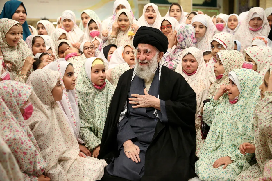 Alí Chameneí na setkání s dívkami