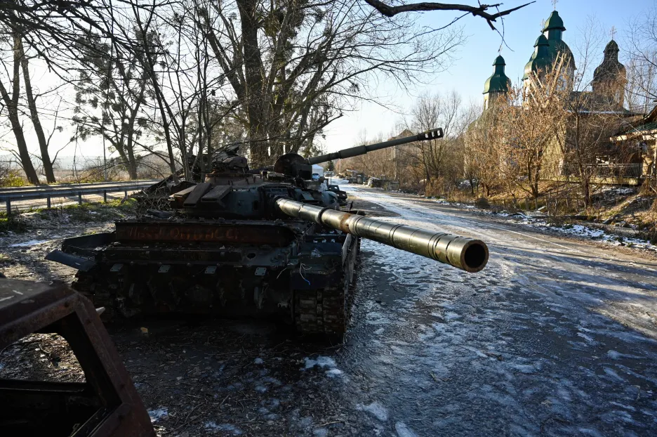 Ilustrační foto - Zničený ruský tank v Kyjevské oblasti