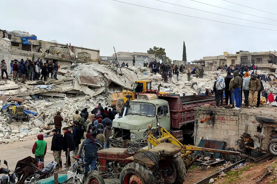 Obyvatelé Idlíbu svépomocí odklízí trosky budov po zemětřesení