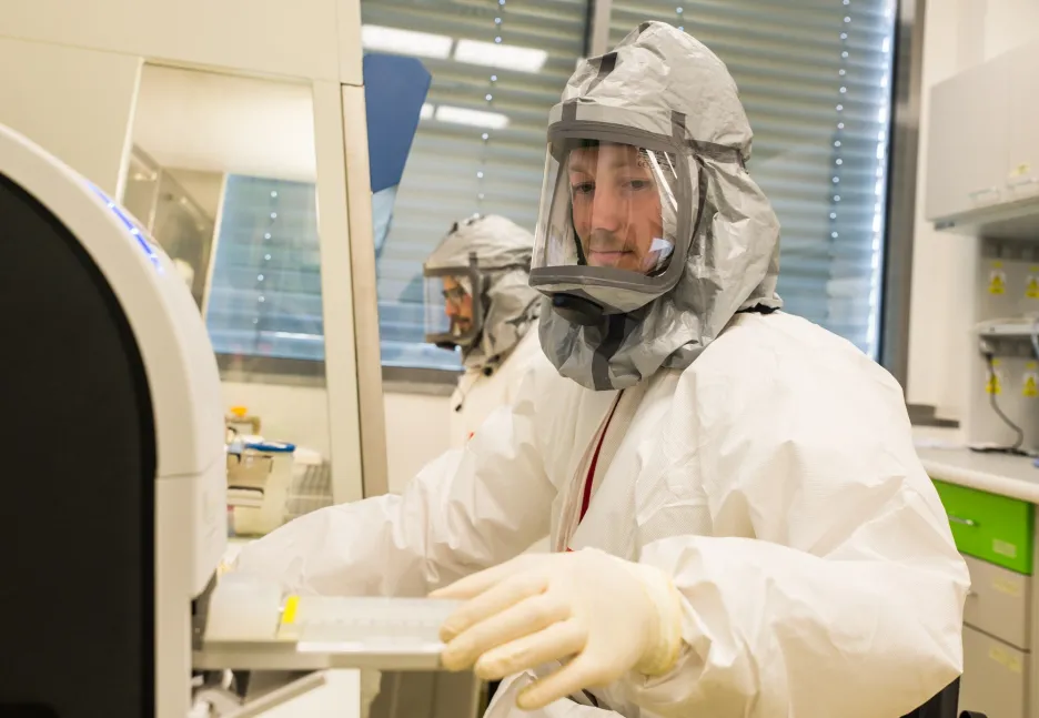 Virologové z Biologického centra AV ČR testují protilátky proti viru SARS-CoV-2 v laboratoři s vysokým stupněm zabezpečení BSL-3
