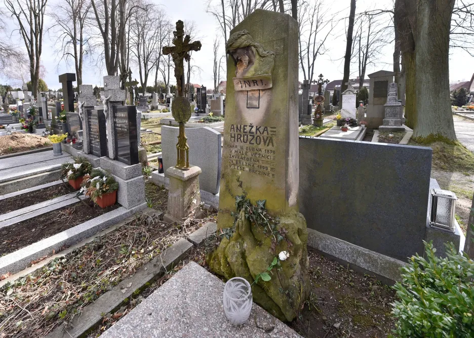 Hrob Anežky Hrůzové na hřbitově v Polné u Jihlavy
