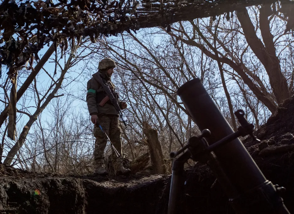 Ukrajinský voják na frontové linii u Bachmutu