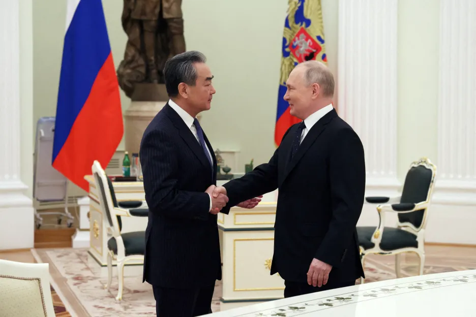 Nejvyšší čínský diplomat Wang I na jednání s ruským prezidentem Vladimirem Putinem