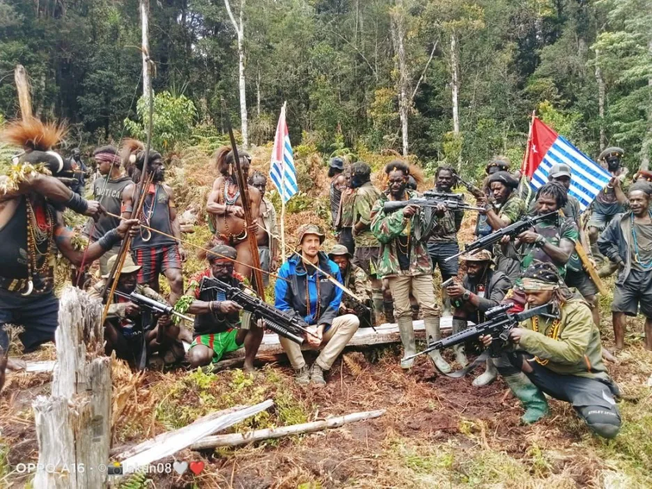 Zajatý novozélandský pilot Philip Mehrtens na nahrávce Národní osvobozenecké armády Západní Papuy (TPNPB), kteří usilují o nezávislost