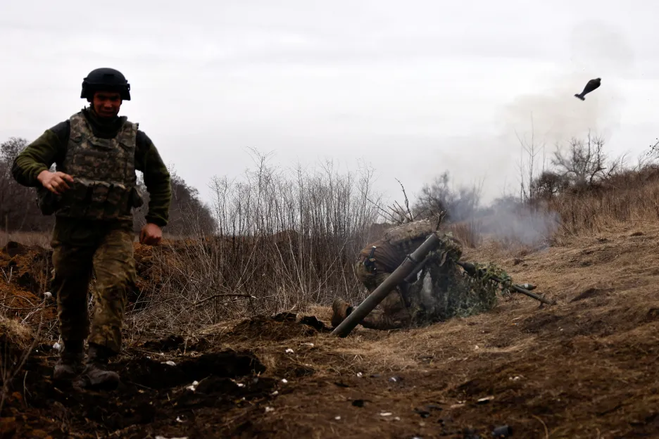 Ukrajinský voják na pozici u Bachmutu