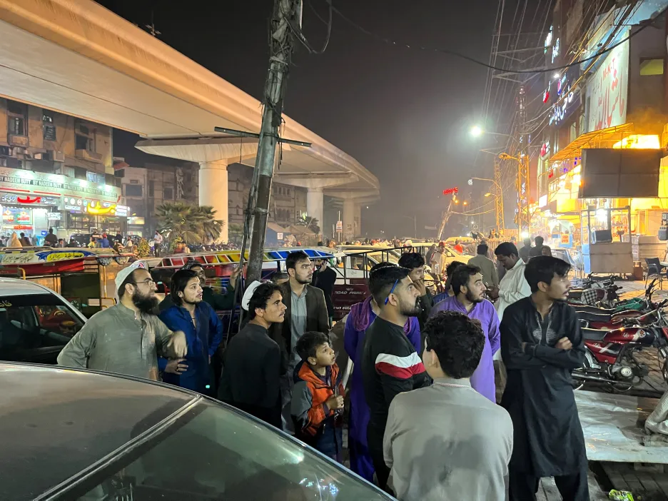Lidé v pákistánském Láhauru vyběhli po otřesech na ulici