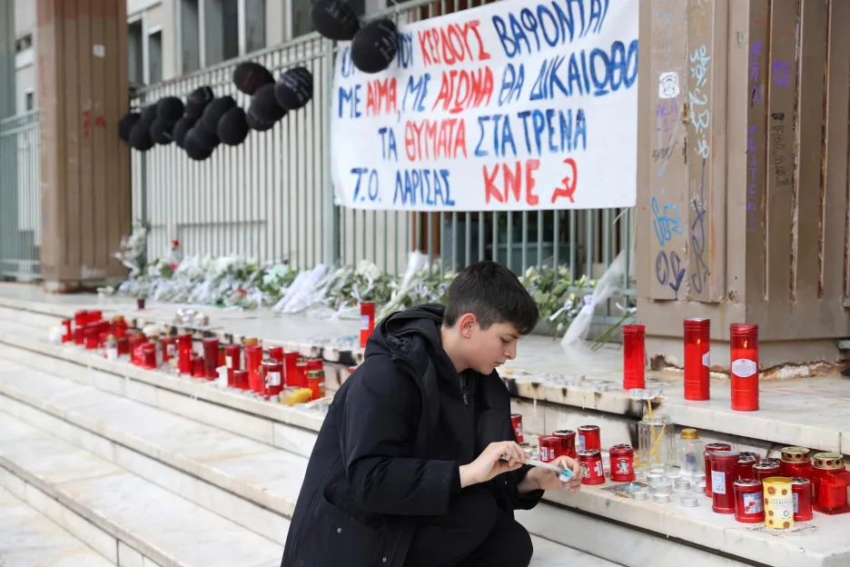 Improvizovaný pomník obětí vlakového neštěstí před budovou soudu ve městě Larisa