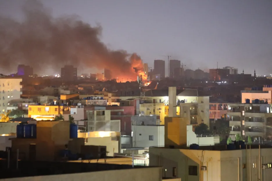 Kouř po střetech v Chartúmu