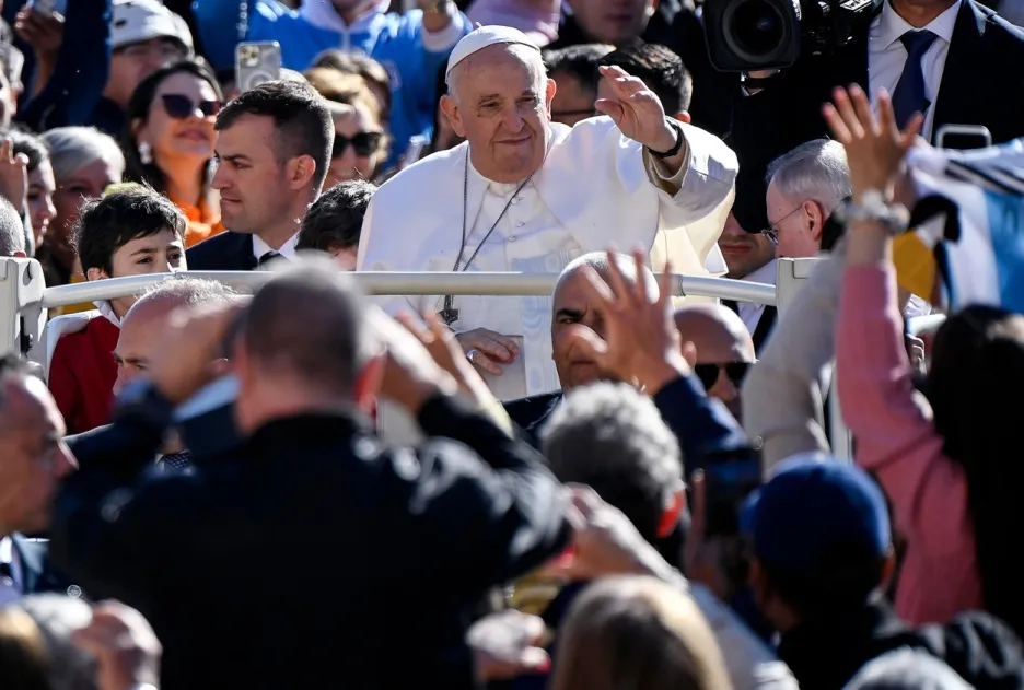Papež František zdraví věřící na Svatopetrském náměstí