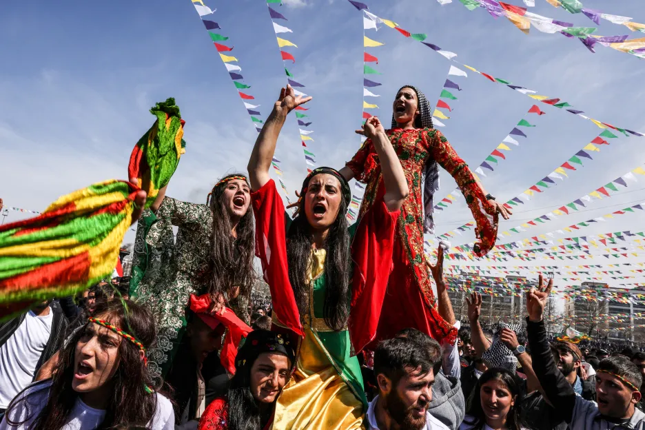 Kurdové v Diyarbakiru oslavují Nourúz