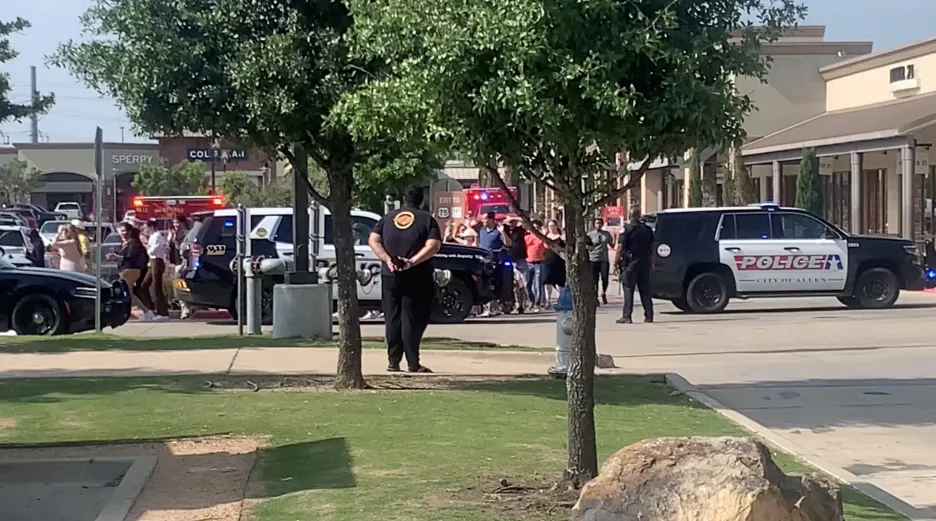 Policie na místě střelby v texaském Allenu