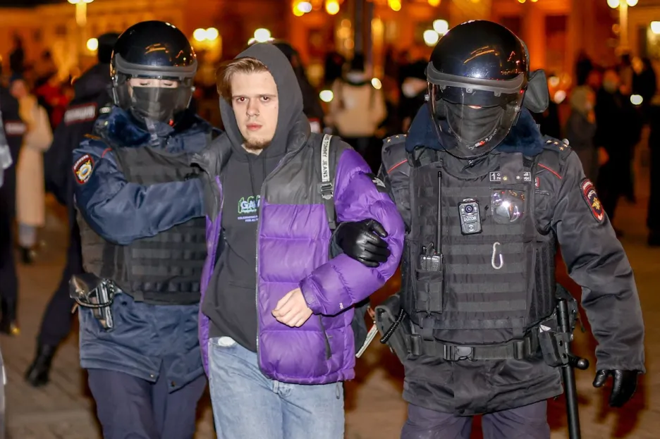 Policisté v Moskvě zatýkají muže na demonstraci proti invazi