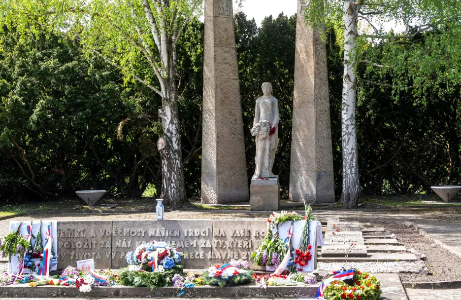 Poničený pomník v Děčíně, bílé ubrusy na okrajích zakrývají písmena Z