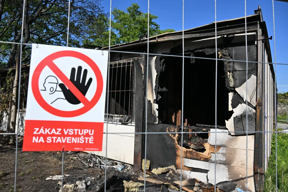 Vyhořelá stavební buňka v Brně