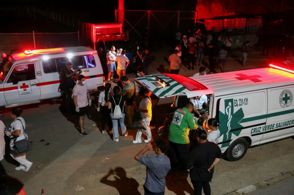 Zásah záchranářů u stadionu v Salvadoru