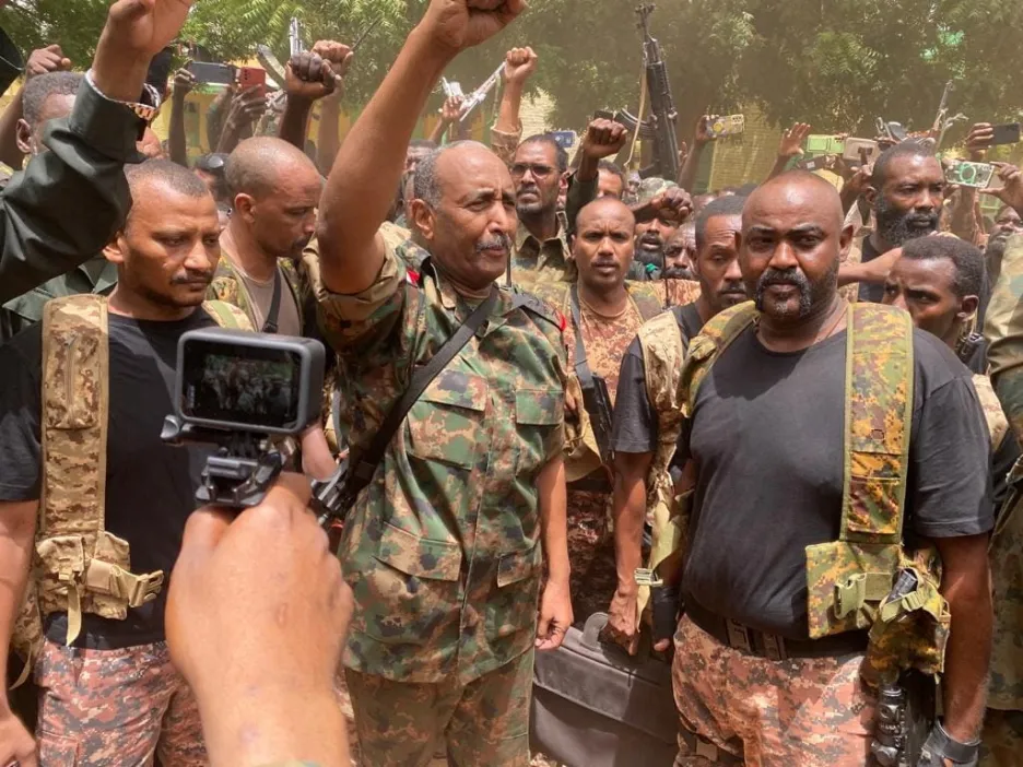 Generál Abdel Fattáh al-Burhán mezi vojáky súdánské armády