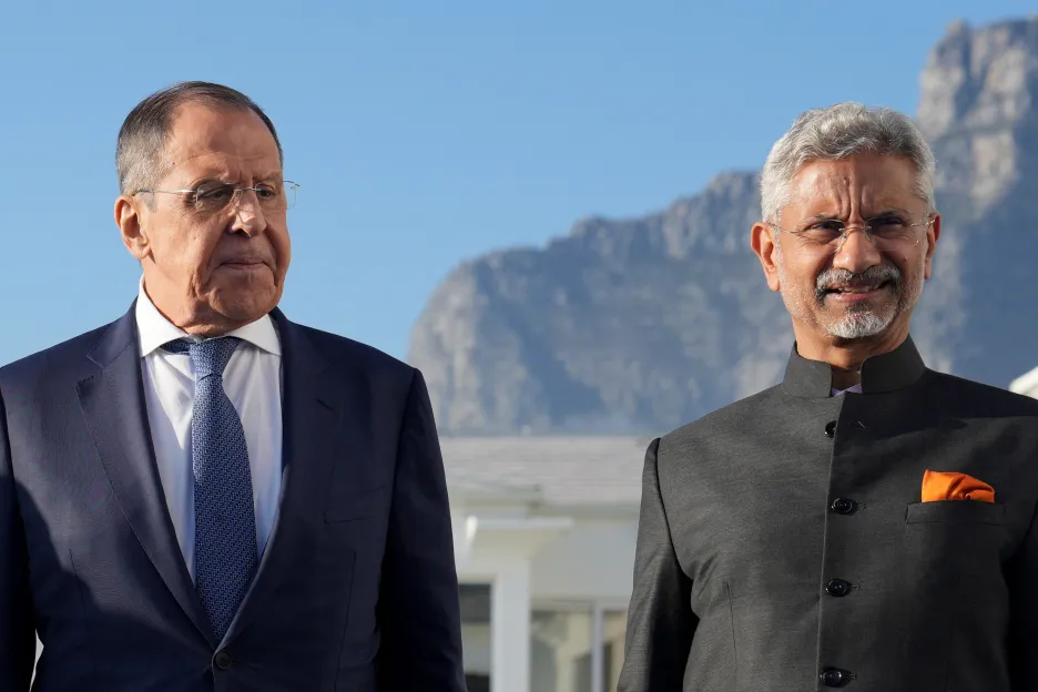 Ruský ministr zahraničí Sergej Lavrov s indickým protějškem Subrahmanjamem Džajšankarem