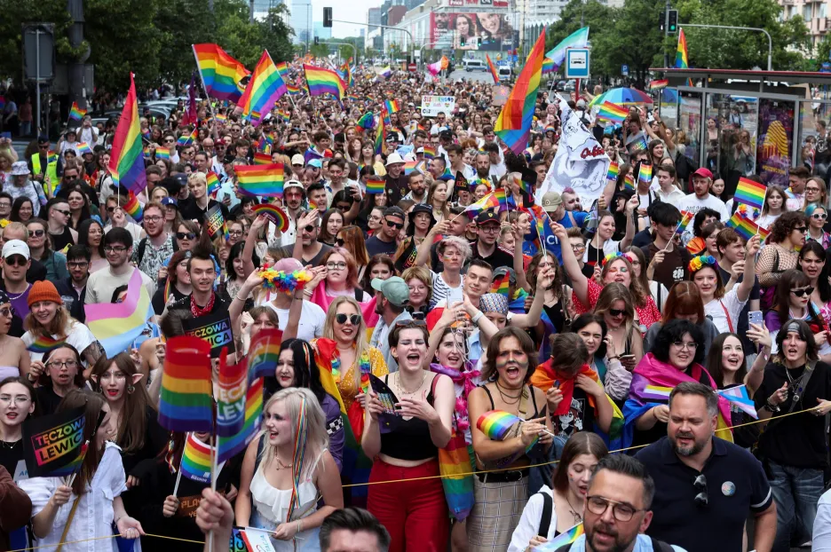 Pochod za práva LGBT+ v centru Varšavy
