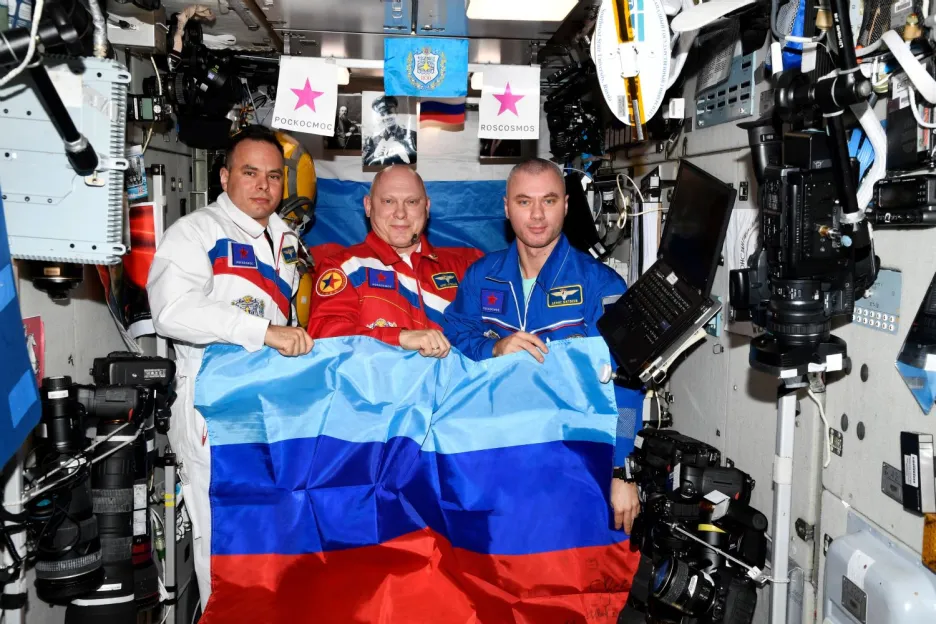 Ruští astronauti na palubě ISS s vlajkou takzvané „Luhanské lidové republiky“