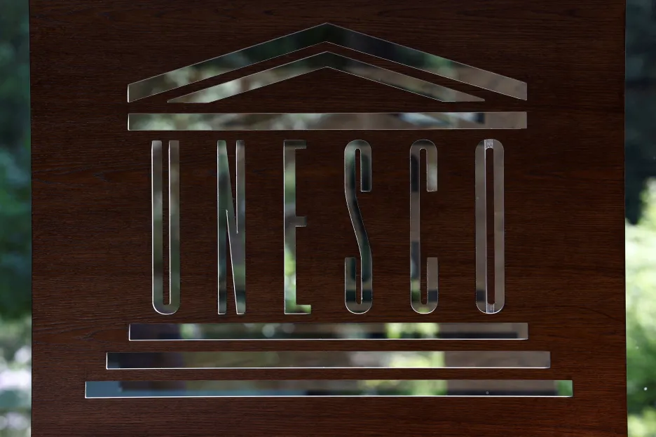 Logo UNESCO v ústředí organizace v Paříži 