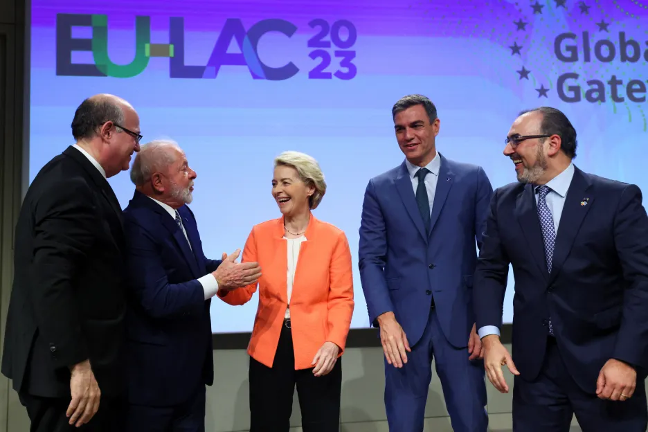 Momentka ze setkání představitelů EU a CELAC na společném summitu