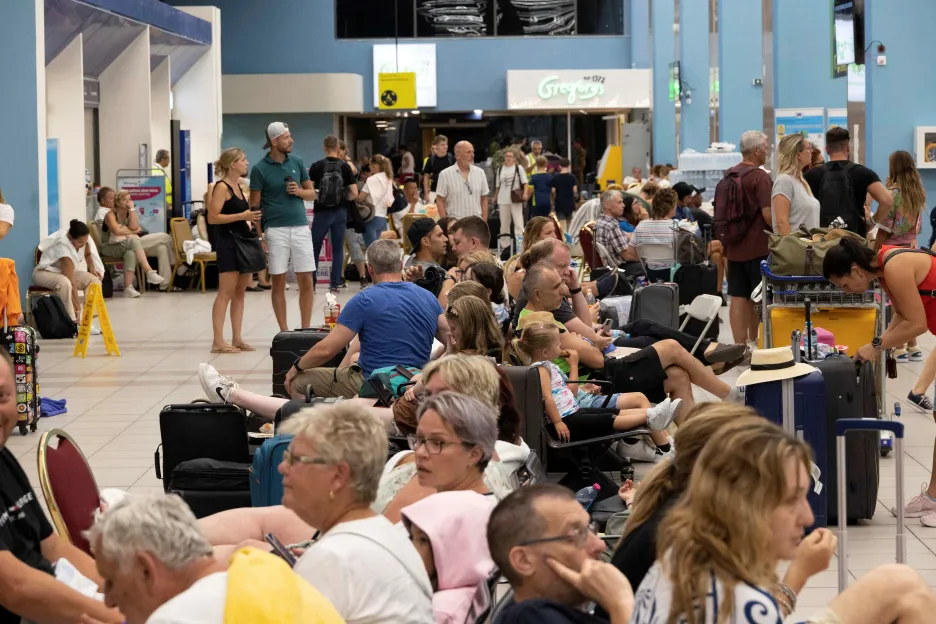 Čekající turisté na letišti na řeckém ostrově Rhodos