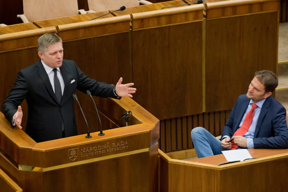 Robert Fico a Igor Matovič ve slovenské sněmovně v roce 2017
