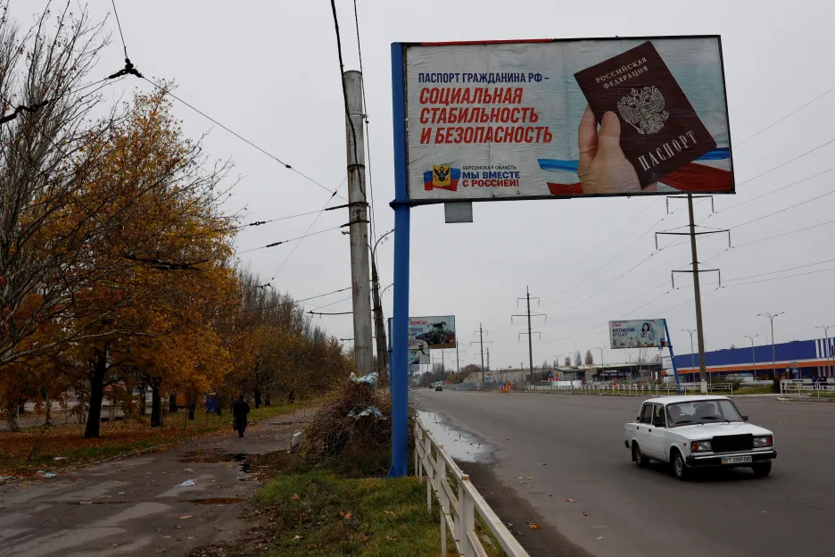 Billboard v Chersonu vyzývající k přijetí ruského občanství (foto je z listopadu 2022, kdy ukrajinská armáda město osvobodila)