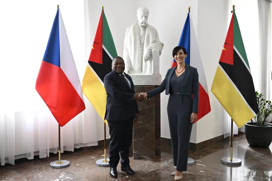 Mozambický prezident Felipe Nyusi s předsedkyní poslanecké sněmovny Markétou Pekarovou Adamovou (TOP 09)