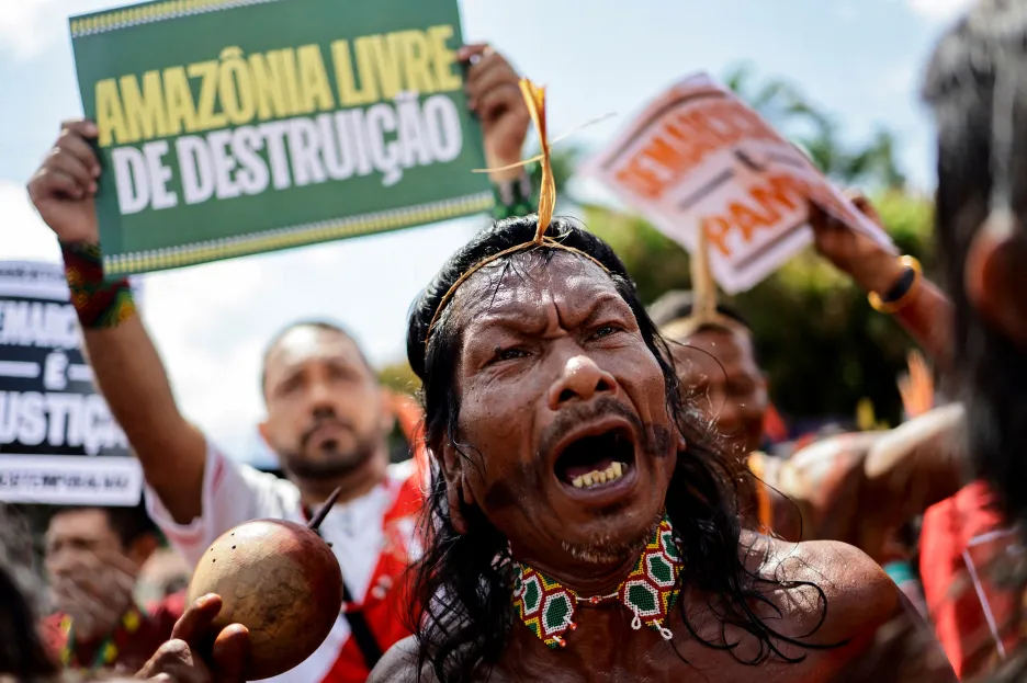 Domorodí lidé bojují za svá práva u příležitosti amazonského summitu